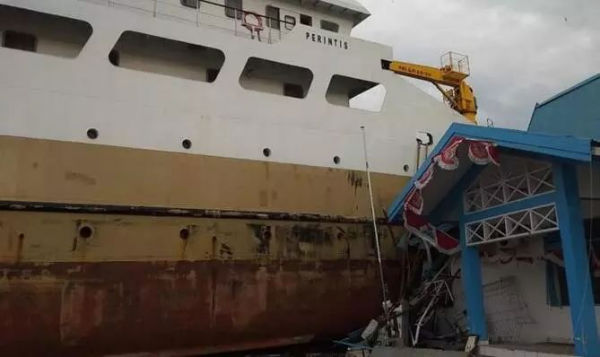 至少有三艘船搁浅！印尼强震引发海啸已致384人死亡